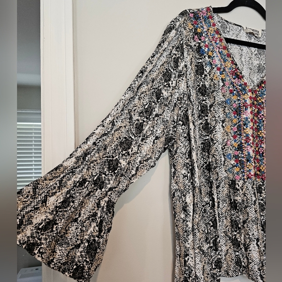 Savanna Jane Size 3X Snakeskin Embroidered Blouse Bell Sleeve Rayon Flowy - Picture 4 of 10